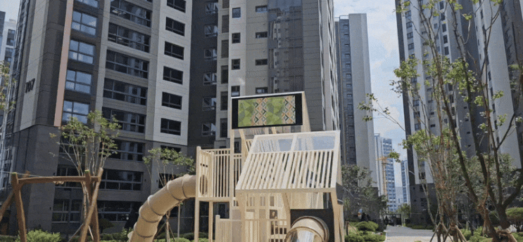  신축 아파트 놀이터에 홀로그램 렌티큘러 간판 등장!