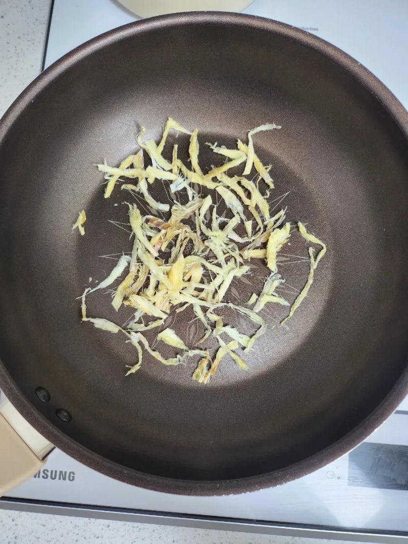 참치액젓을 넣고 끓인 [황태미역국]