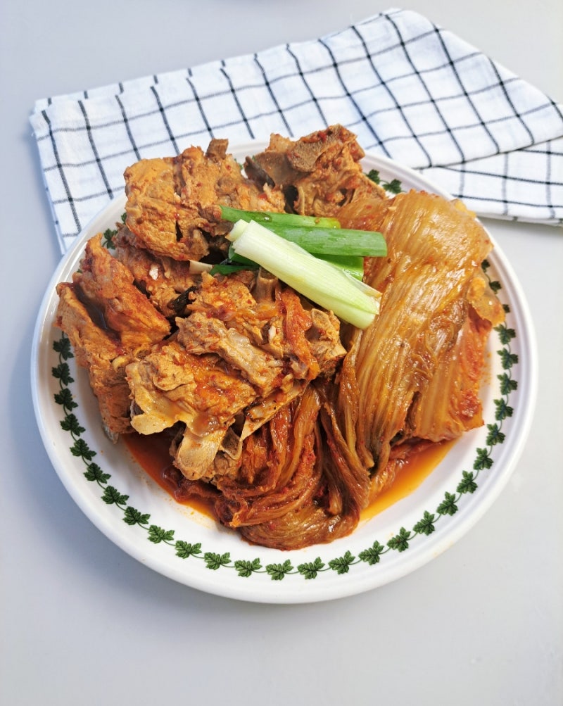 돼지등뼈 김치찜 레시피 묵은지등뼈찜 저녁메뉴 추천