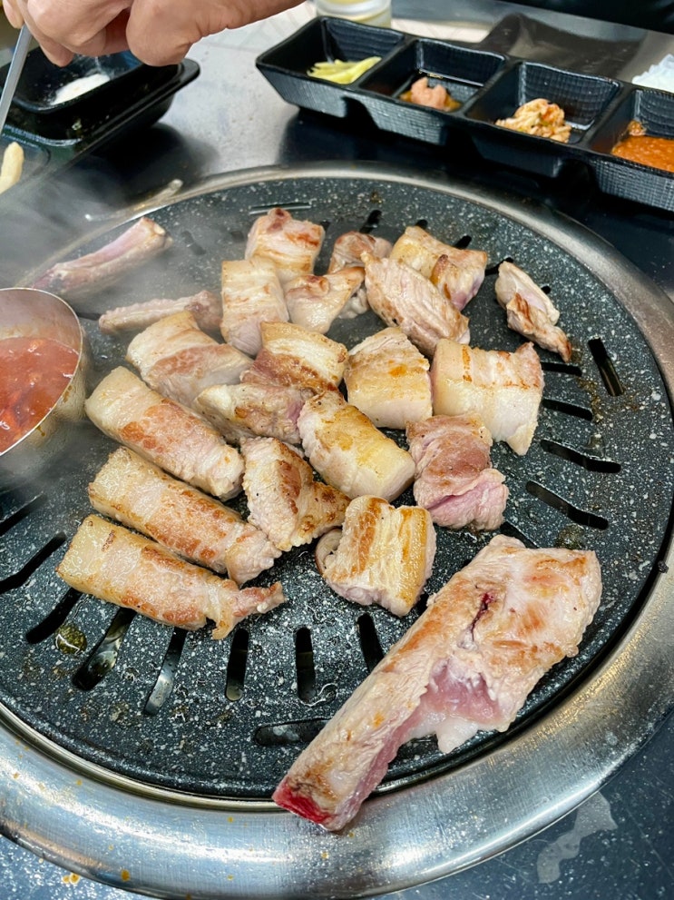 맛있는 돼지생갈비 다양한 쌈맛 찍먹즐기기 못생긴뚱돼지 성성점 / 천안식후감