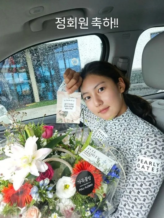 <b>송지아</b>, 6년 도전 끝에 KLPGA... 합격…이제는 당당한 <b>프로골퍼</b>로