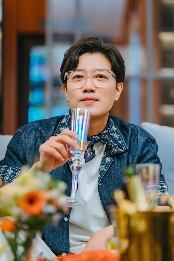<b>박희순</b> 배우님, 당신의 이런 모습이라니! '<b>컨피던스맨</b> KR'은... 