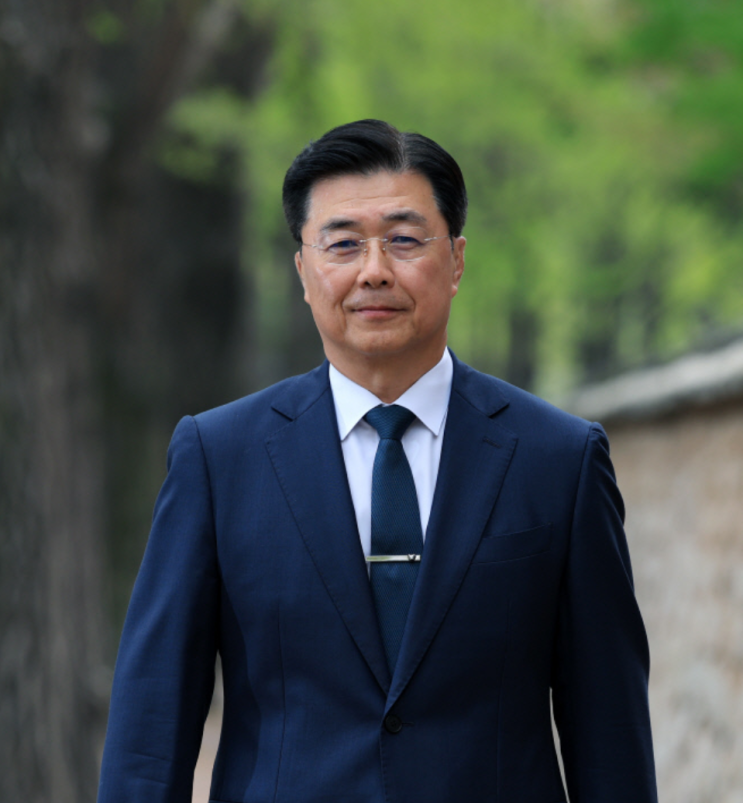 <b>홍장원</b>: 두 인물, 서로 다른 논란의 중심