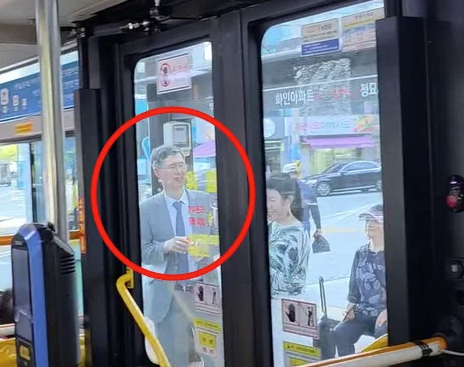   “버스타는 헌법재판관” 문형배 전 헌재 권한대행, 소탈한 근황 화제