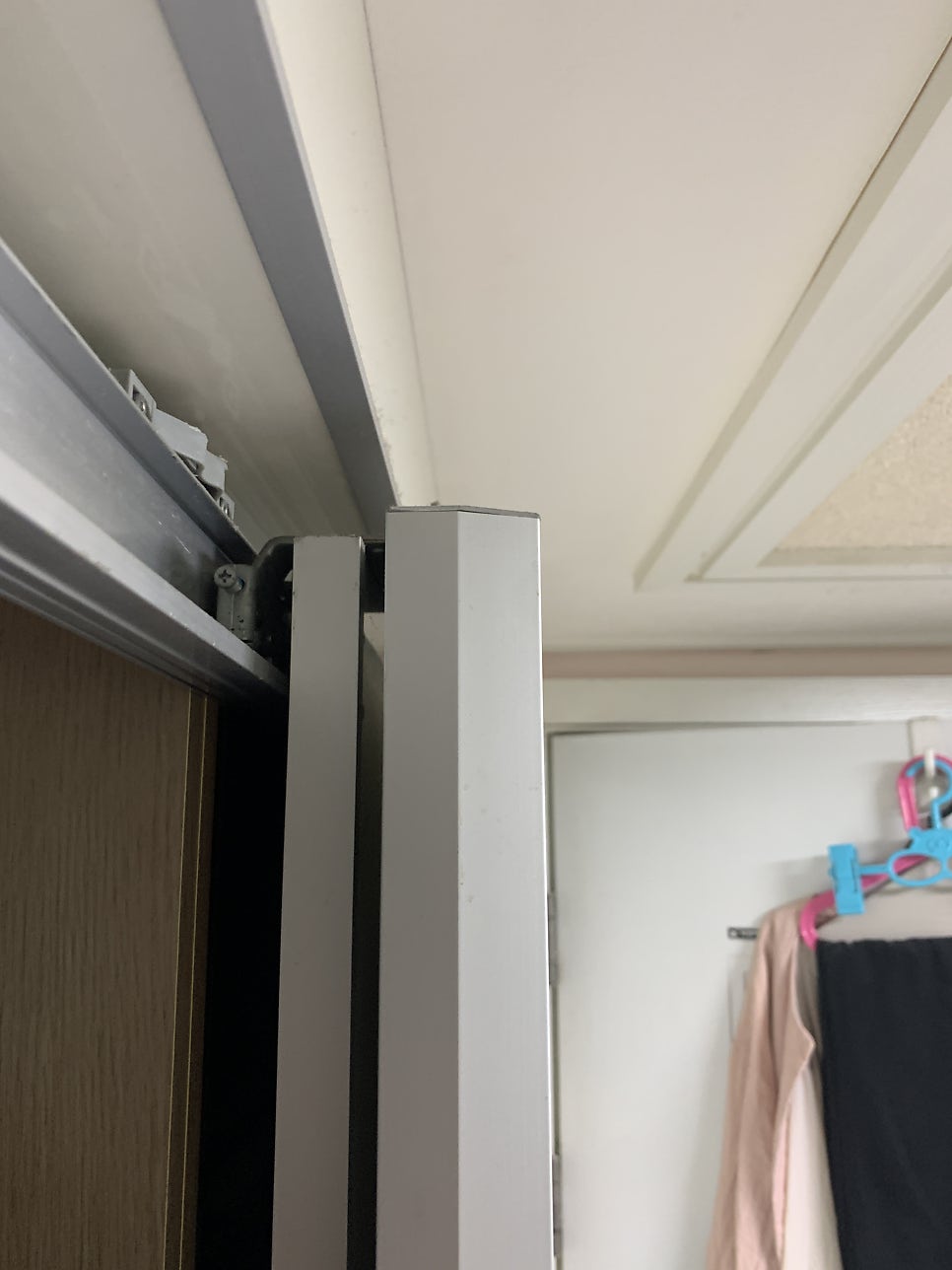 붙박이장 미닫이문 롤러 바퀴 교체 수리 방법 및 비용 (화곡)