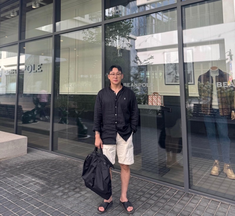 무더운 여름 착용하기 좋은 브론슨 화이트 퍼티그 하프팬츠, 폴로 블랙 린넨 셔츠 코디