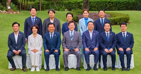 이재명 <b>대통령</b>, <b>정청래</b> 대표 등 민주당 지도부와 <b>만찬</b>…추석 전... 