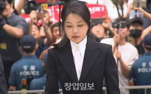 <b>김건희</b> 여사 구속기간  연장…특검, 남은 의혹 조사 후 <b>기소</b> 방침