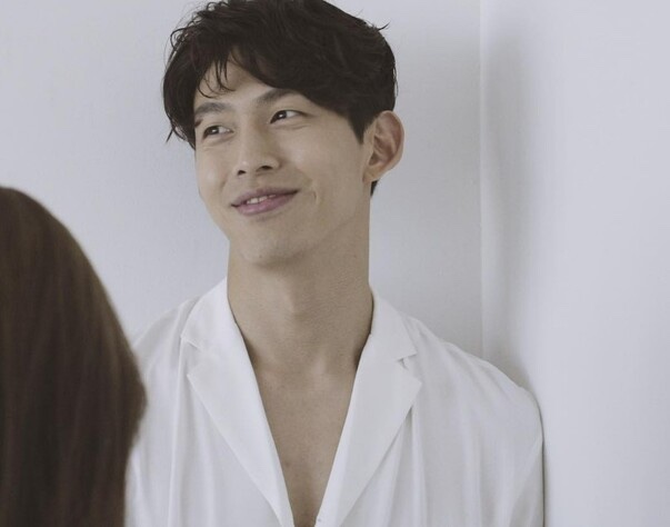 'UN 출신' <b>최정원</b>, <b>스토킹 혐의</b>로 입건… "여성집 찾아가 흉기... 