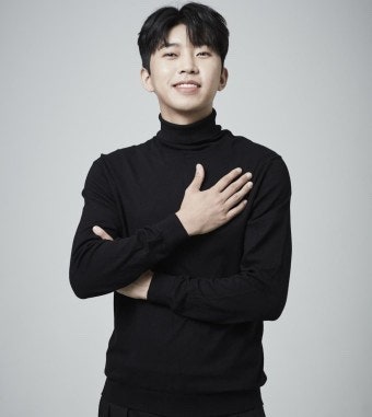 <b>임영웅</b>, <b>축구 감독</b> 데뷔···‘뭉쳐야 찬다4’로 새로운 전설의... 