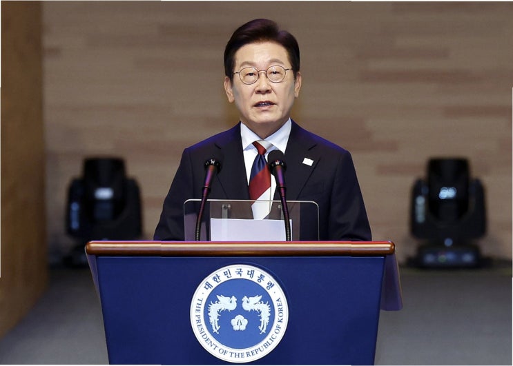 합의 '번복 불가' 천명: <b>한일</b> 관계, <b>미래</b>를 향한 <b>협력</b>의 길 모색