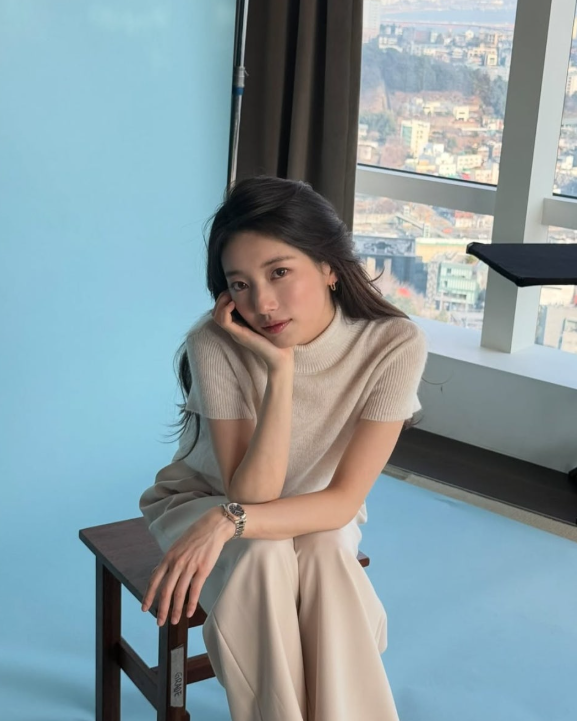  가녀린 여자 손목 위의 반짝임! 매력적인 연예인 명품 브랜드 메탈 시계 TOP 3 공개