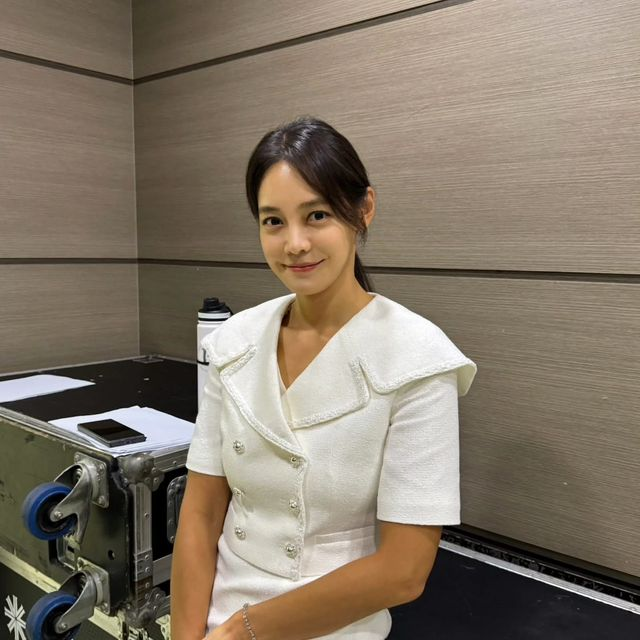  '뇌섹녀 아나운서' 안현모, 화이트 포멀룩으로 지성미 발산