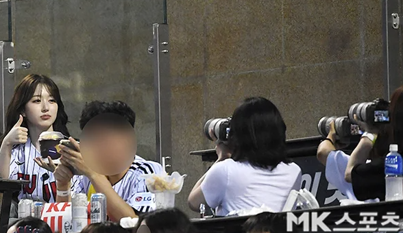   엔믹스 해원 시구에 등장한 ‘대포 카메라’…야구장 팬문화 논란