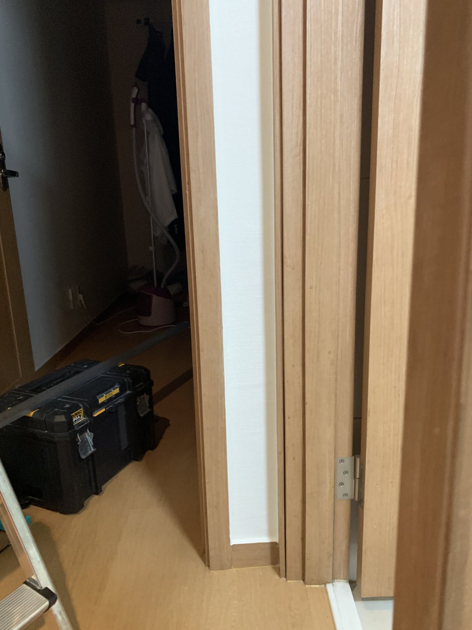 찢어진 벽지 가리기 셀프 보수 작업 방법 및 비용 (용산)