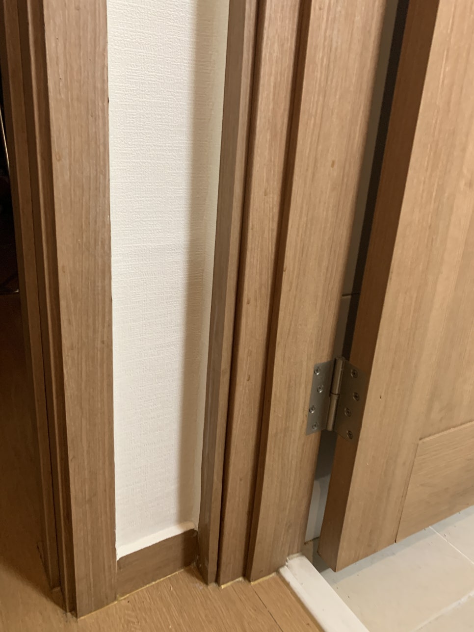 찢어진 벽지 가리기 셀프 보수 작업 방법 및 비용 (용산)