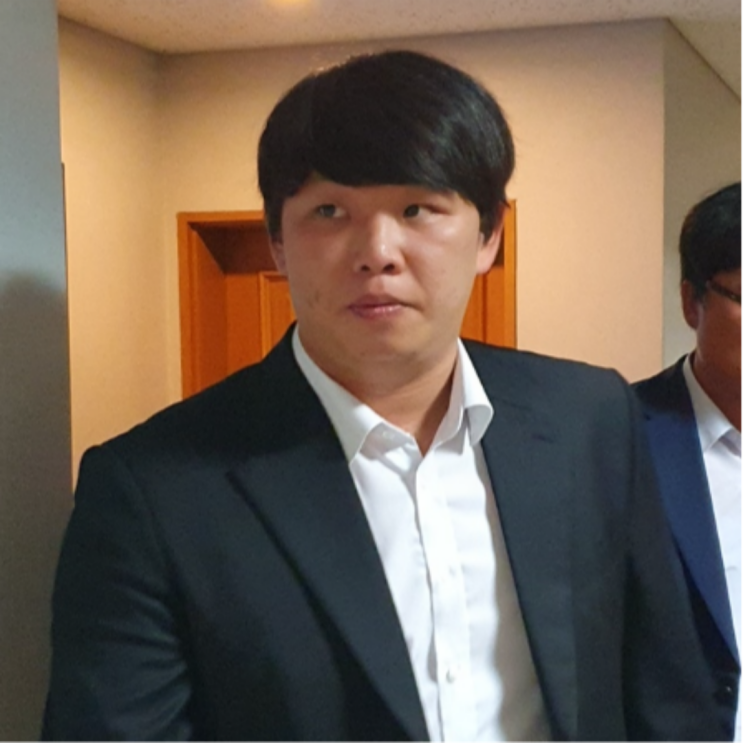 미성년자 성범죄로 영구실격되었던 서준원!! 부정선수 신분으로 야구장 출입, 그리고 상대팀과 몸싸움 직전의 실랑이까지!! 그런데, 경기감독관은 선수 앞길을 막고 싶지 않았다라??