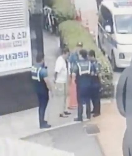 [속보] <b>담배꽁초</b> 버린 남성, 알고 보니 177억 사기 수배범?!... 
