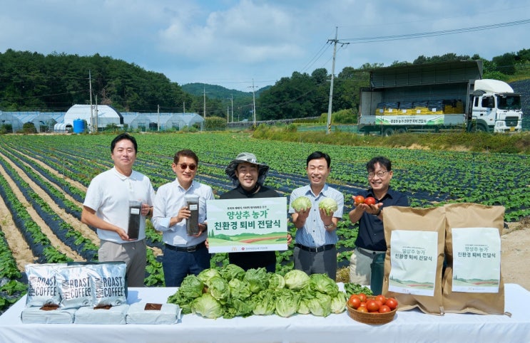  한국맥도날드, 양상추 농장에 폐배지 재활용 친환경 비료 전달