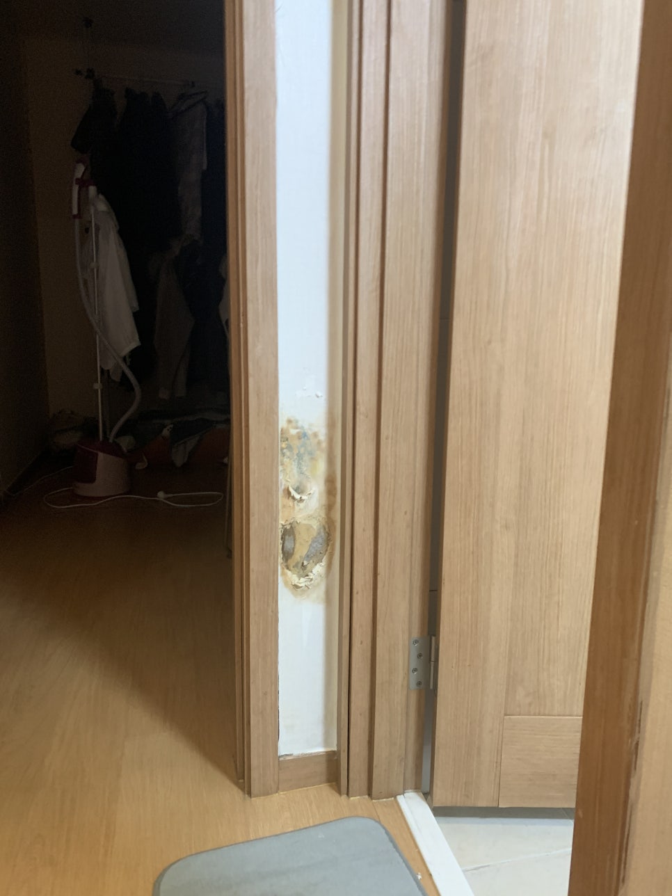 찢어진 벽지 가리기 셀프 보수 작업 방법 및 비용 (용산)