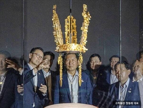 <b>정청래</b> 천마총 왕관쓴 <b>사진</b> 올렸다가, 이재명이 우습냐... 