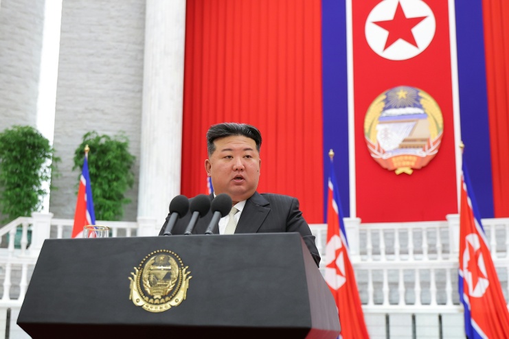 北 <b>파병</b>군 표창 수여식…김정은, 전사자 유족 쇼를 함