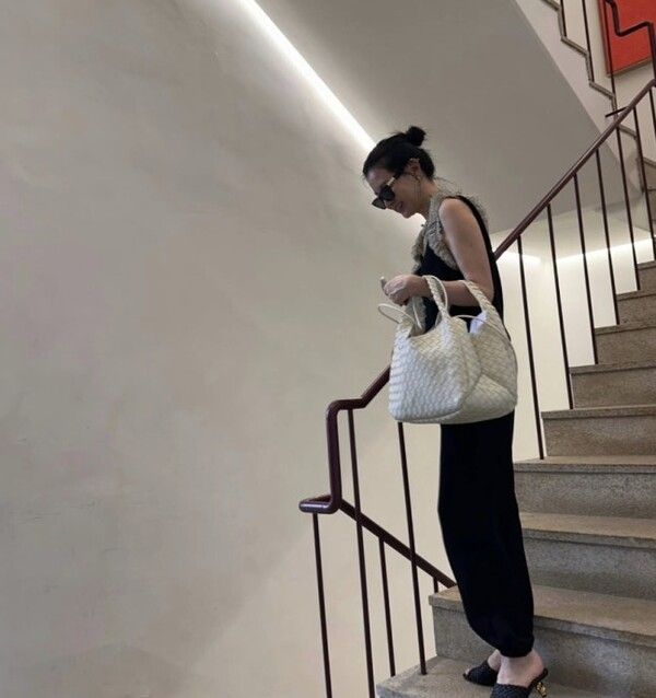  "이영애, 블랙 민소매로 시크+우아함 과시… 드라마 복귀 앞두고 여전한 여신美"
