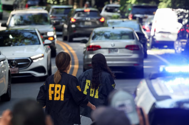 FBI는 왜 존 <b>볼턴</b>을 겨냥했나: 기밀 유출 혐의와 <b>정치 보복</b>... 