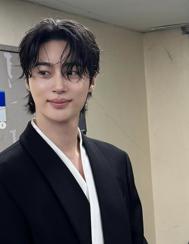 <b>변우석</b> 190cm 대형견 미모, 시상식 현장에서 확인한 <b>수트핏</b>의... 