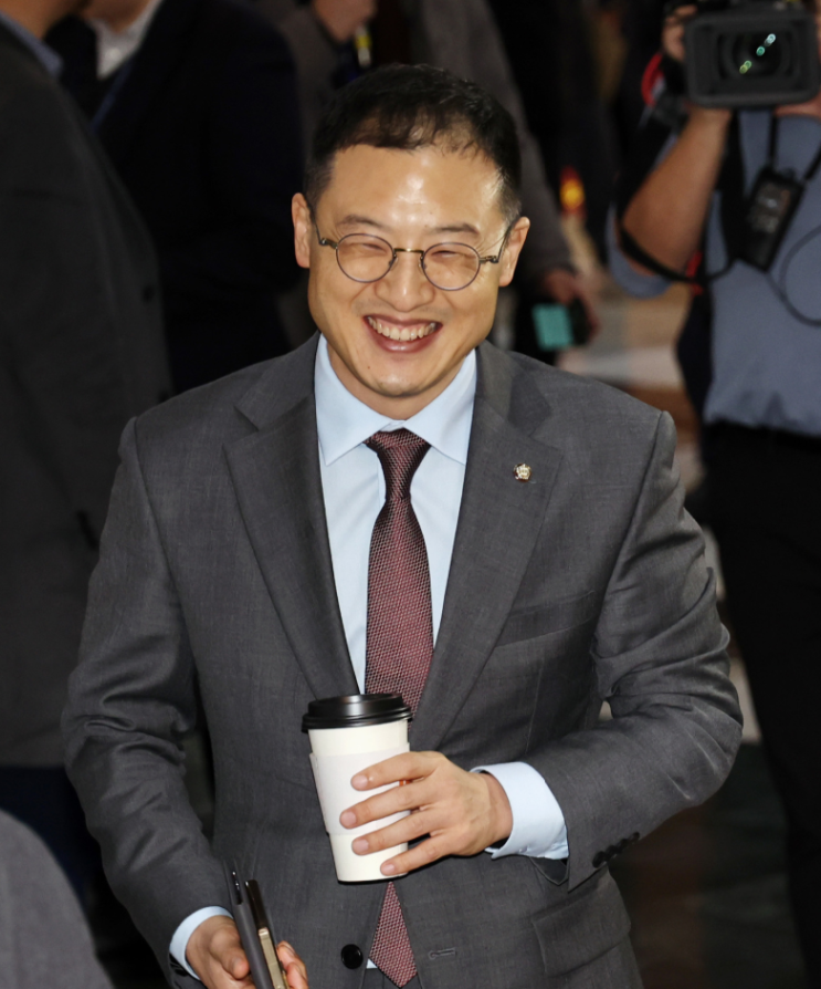 김상욱 <b>국회의원</b> 대부업체 <b>겸직</b> 논란: <b>국회</b>법 위반 혐의와 해명