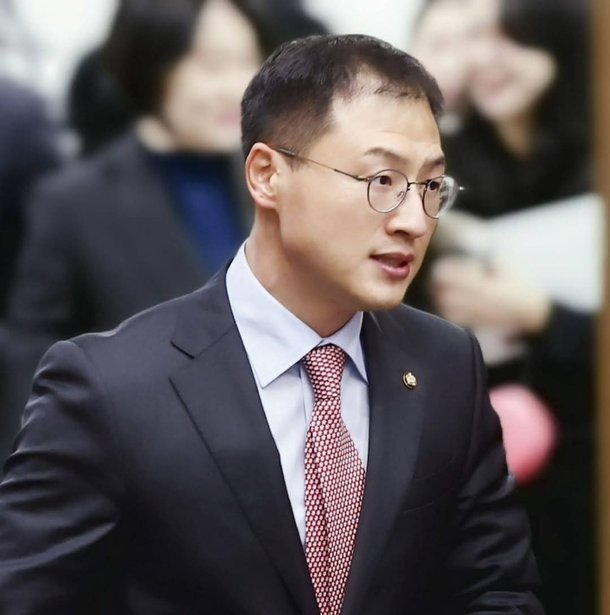 정치적 신뢰를 위협하는 대부업체 겸직 논란: 김상욱 의원의 해명과 법적 쟁점