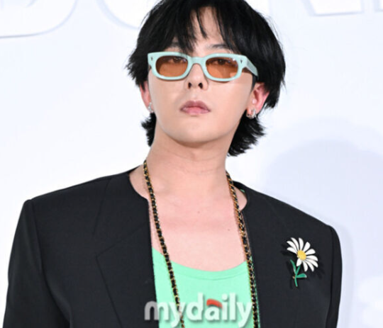   지드래곤, 경호원에게 ‘명품 시계 선물’… 스태프 챙기는 훈훈함