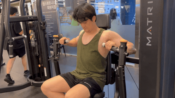  체스트 프레스 머신 운동 자세 효과 집중적으로 가슴 근육 키우는 법