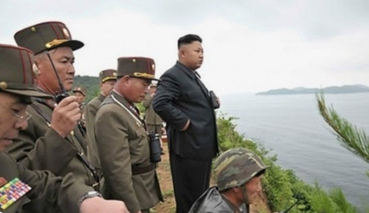 北 김정은 <b>신형 지대공미사일</b> 시험 사격 실시 참관