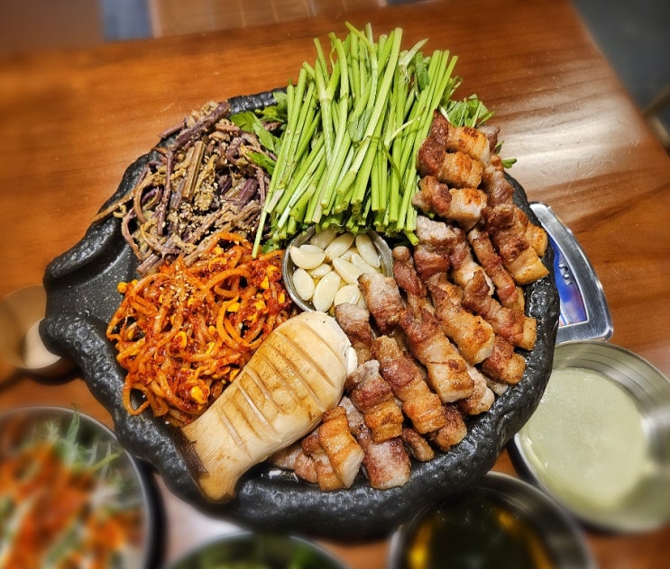  산장삼겹 금천점 구워서 나오는 미나리삼겹세트 한우대창짜글이까지! 금천동 맛집