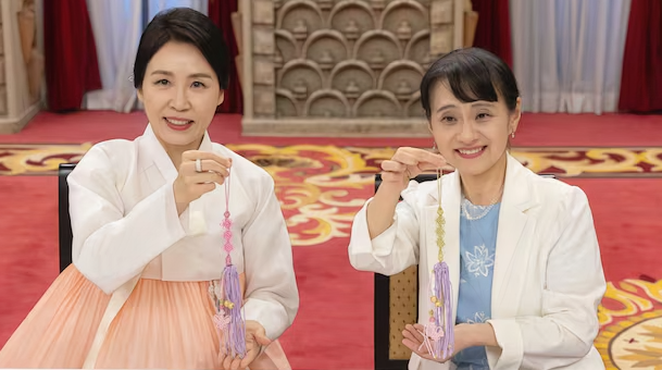 <b>김혜경 여사</b>, 일본 <b>총리 부인</b> 이시바 요시코 <b>여사</b>와 전통 매듭... 