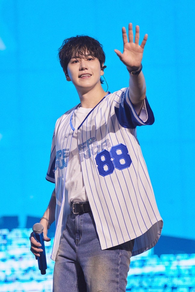 슈퍼주니어 규현, 공연 중 발목 부상…“걱정 말라” 팬들 안심