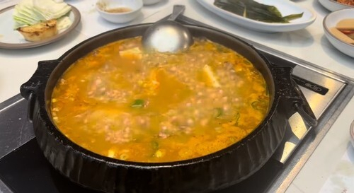 <b>조국</b>, 문재인 전 대통령 예방 앞두고 ‘된장찌개 논란’ 직접... 