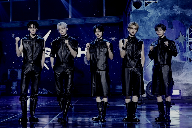  투모로우바이투게더(TXT), 빅히트 뮤직과 전원 재계약 완료 - 고척 월드투어 현장에서 밝혀 / 법원, 민희진 카카오톡 대화 내용 증거 채택 - 메신저 대화의 증거능력 인정