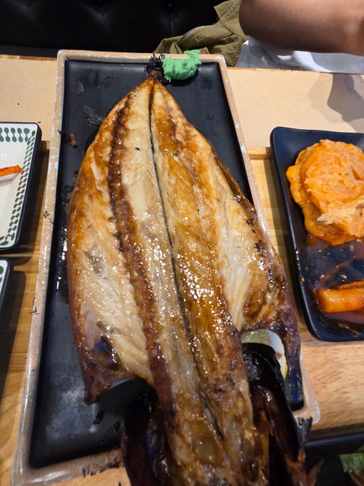  6살 아이도 잘먹는 깔끔한 한식 한상. 달빛에구운고등어 상무점