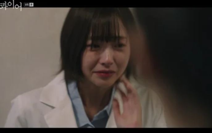 '에스콰이어' <b>정채연</b>, 절친 권아름 언니 홍수현 지켰다