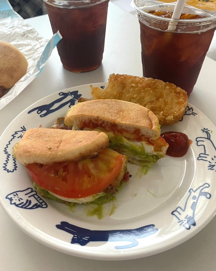  맥도날드 신메뉴 <과카몰레 맥모닝 베이컨 에그머핀> 맛있을까?