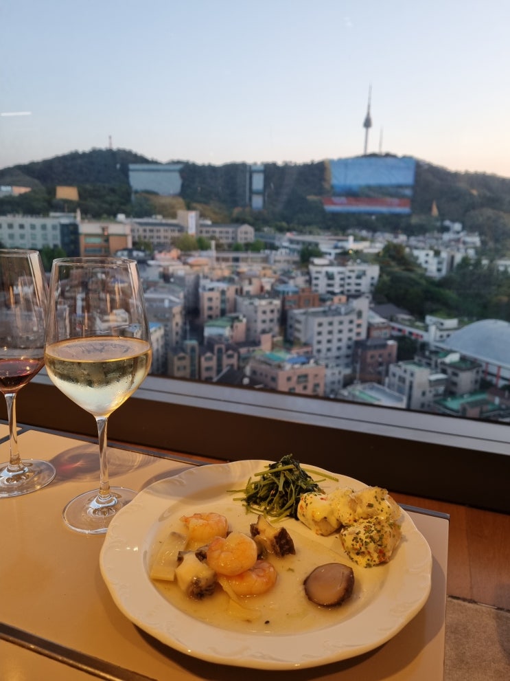  앰배서더 서울 풀만 해피아워