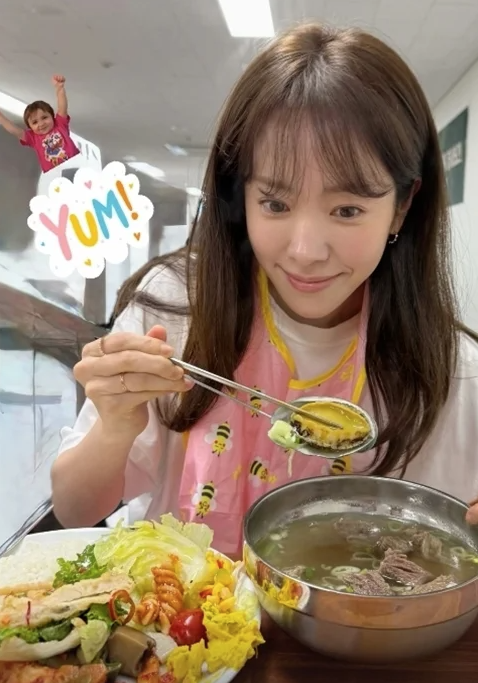   한지민, 손석구의 ‘밥차 선물’에 감동 인증! “전복 갈비탕 최고”