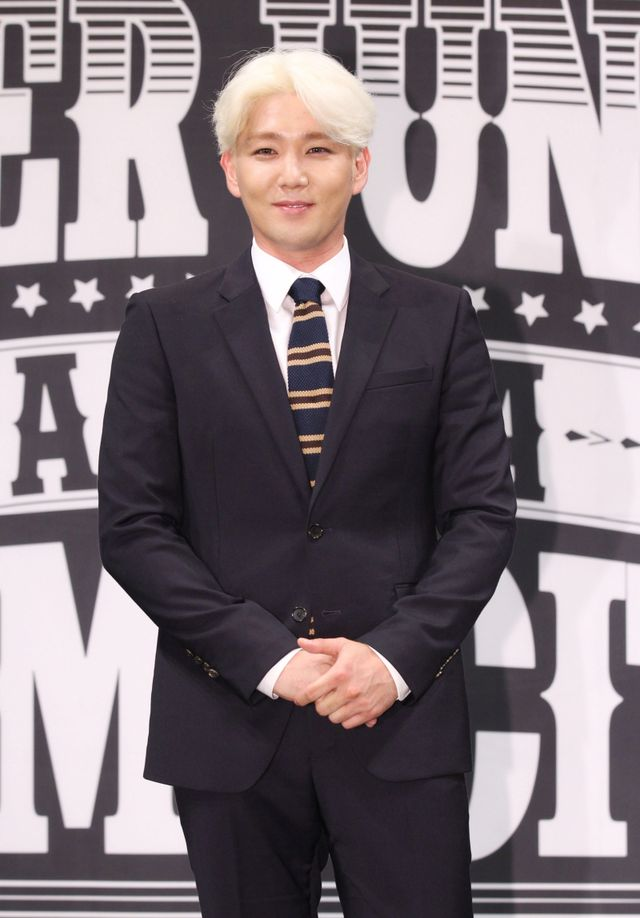 <b>강인</b>, 前 소속팀 <b>슈퍼주니어</b>... 객석서 관람 (‘<b>슈퍼</b>쇼 10’)