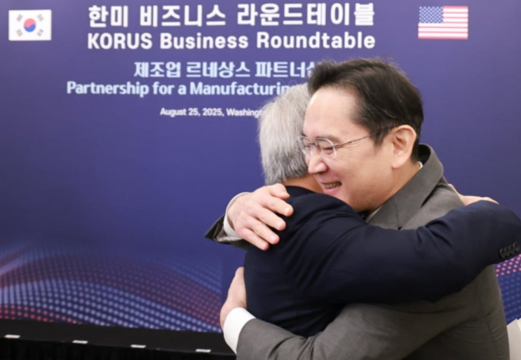 <b>이재용</b>과 뜨겁게 포옹한 젠슨 황, <b>한미</b> 경제 <b>협력</b>의 상징이 되다
