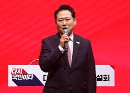 국민의힘 새 대표에 <b>장동혁</b> <b>선출</b>…<b>반탄파</b> 지도부 출범