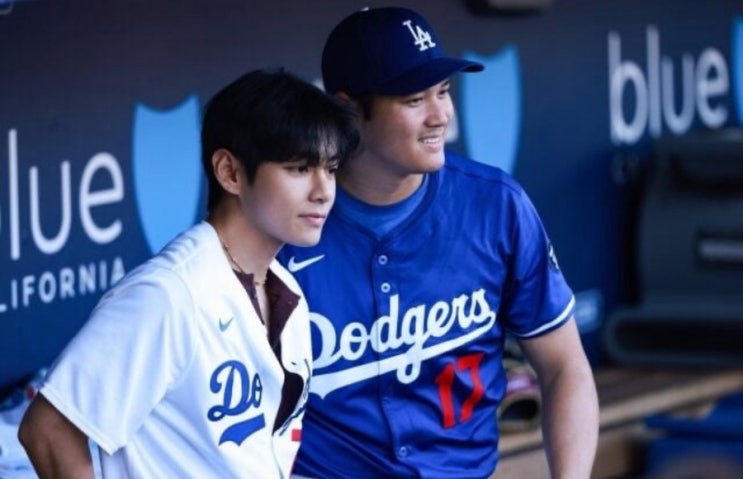 <b>뷔</b> LA 다저스 시구, <b>오타니</b>와 <b>포옹</b> ‘역대급 만남’ 현장 분위기