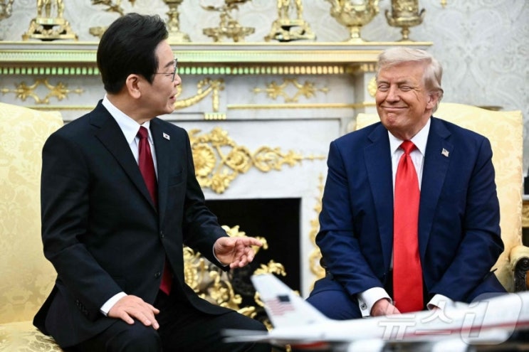 <b>이 대통령</b>의 한마디에 빵 터진... 외교력 돋보인 <b>정상회담</b> 순간