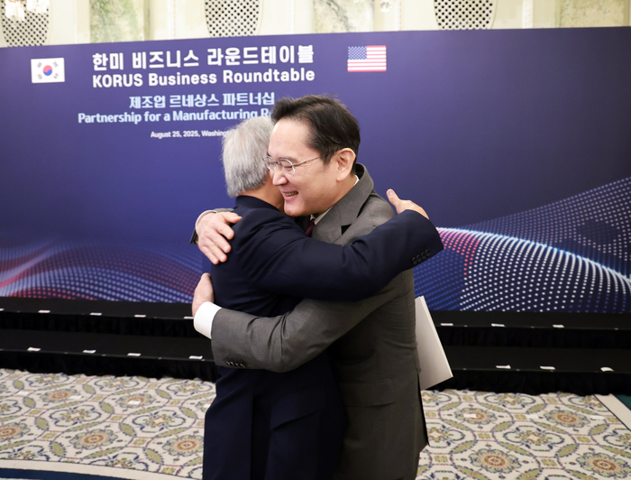 삼성전자 <b>이재용</b> 회장, 엔비디아 <b>젠슨 황</b>과 반갑게 포옹!... 